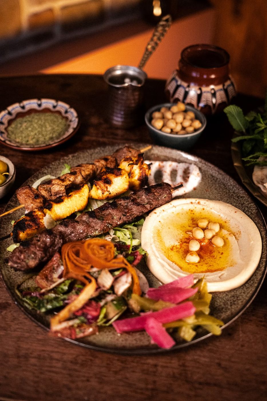 Assiette Byblos, brochettes de poulet, kefta et bœuf