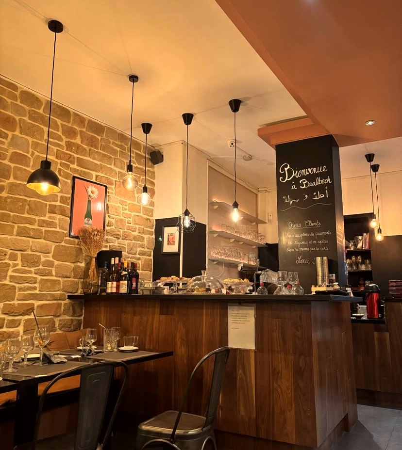 Le comptoir et son tableau de bienvenue