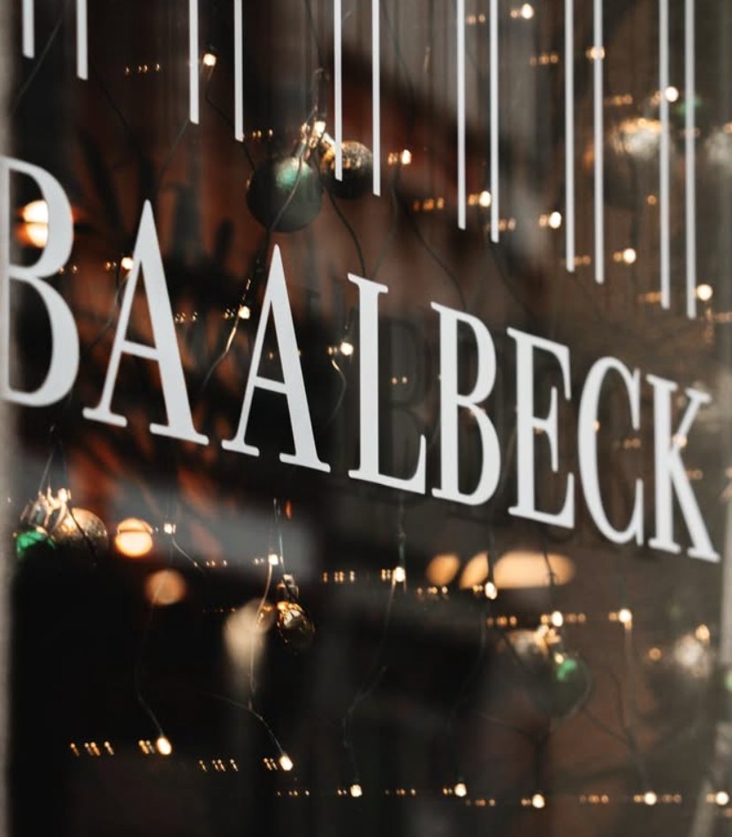 La vitrine Baalbeck illuminée le soir